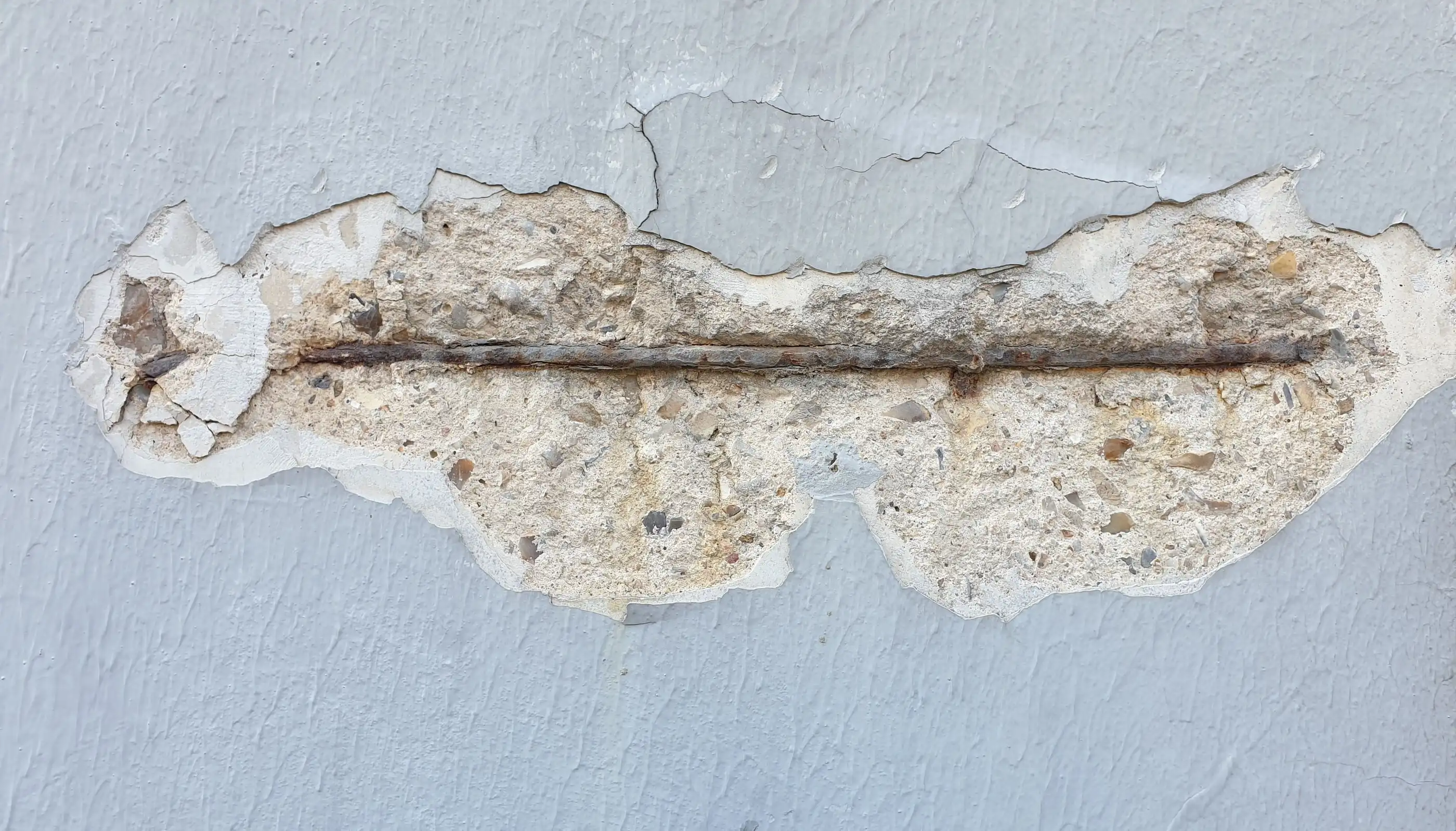 Avant les travaux : enrobage éclaté et armature rouillée