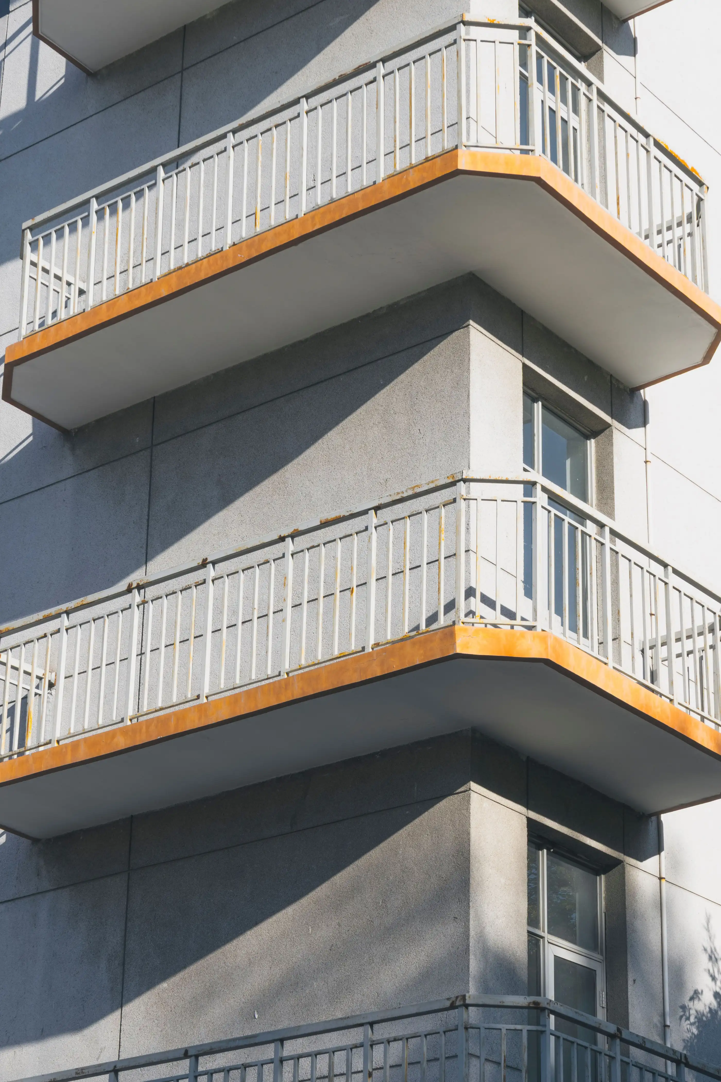 Balcons en béton assainis avec garde-corps métalliques blancs