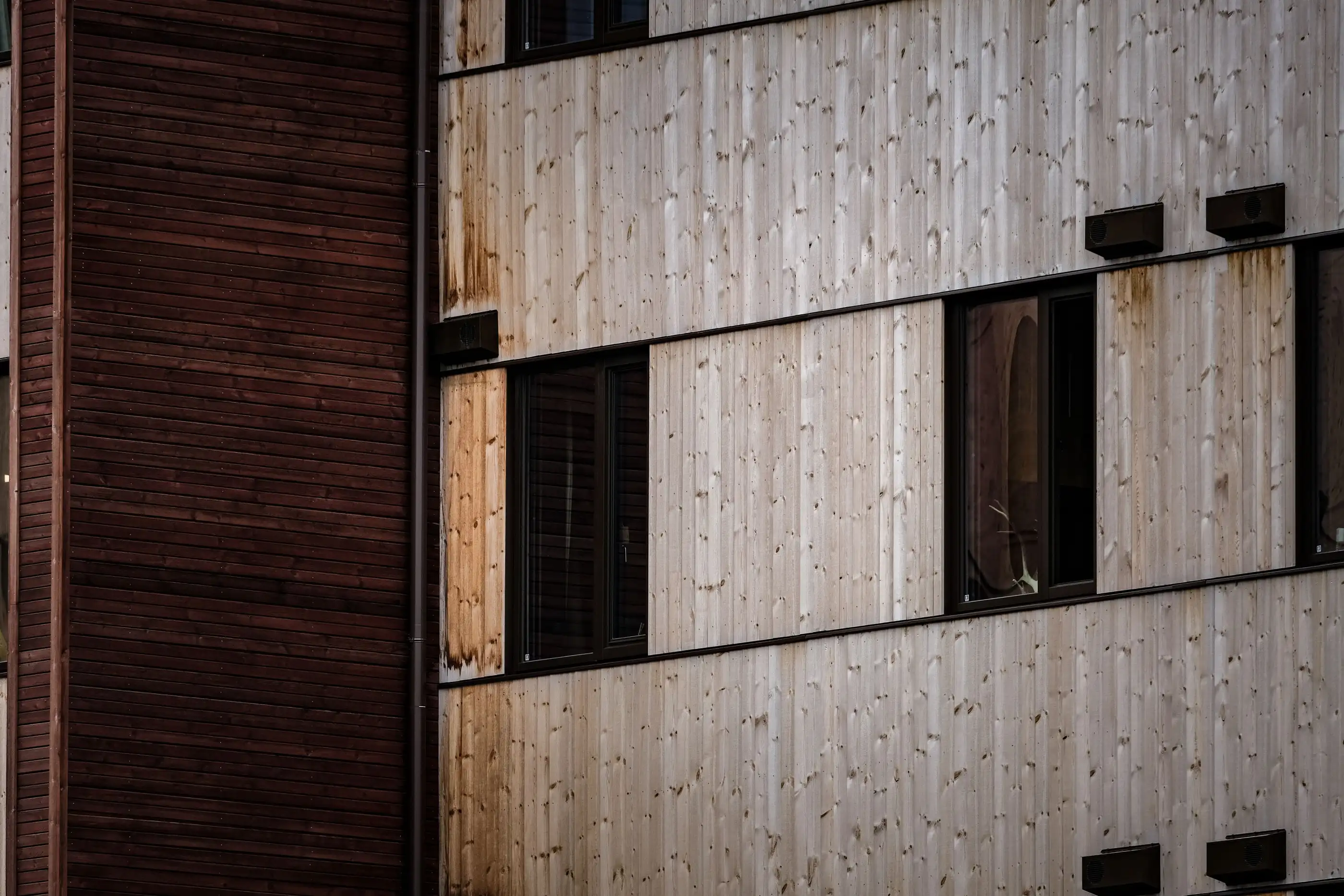 Bardage vertical en bois résineux légèrement grisé