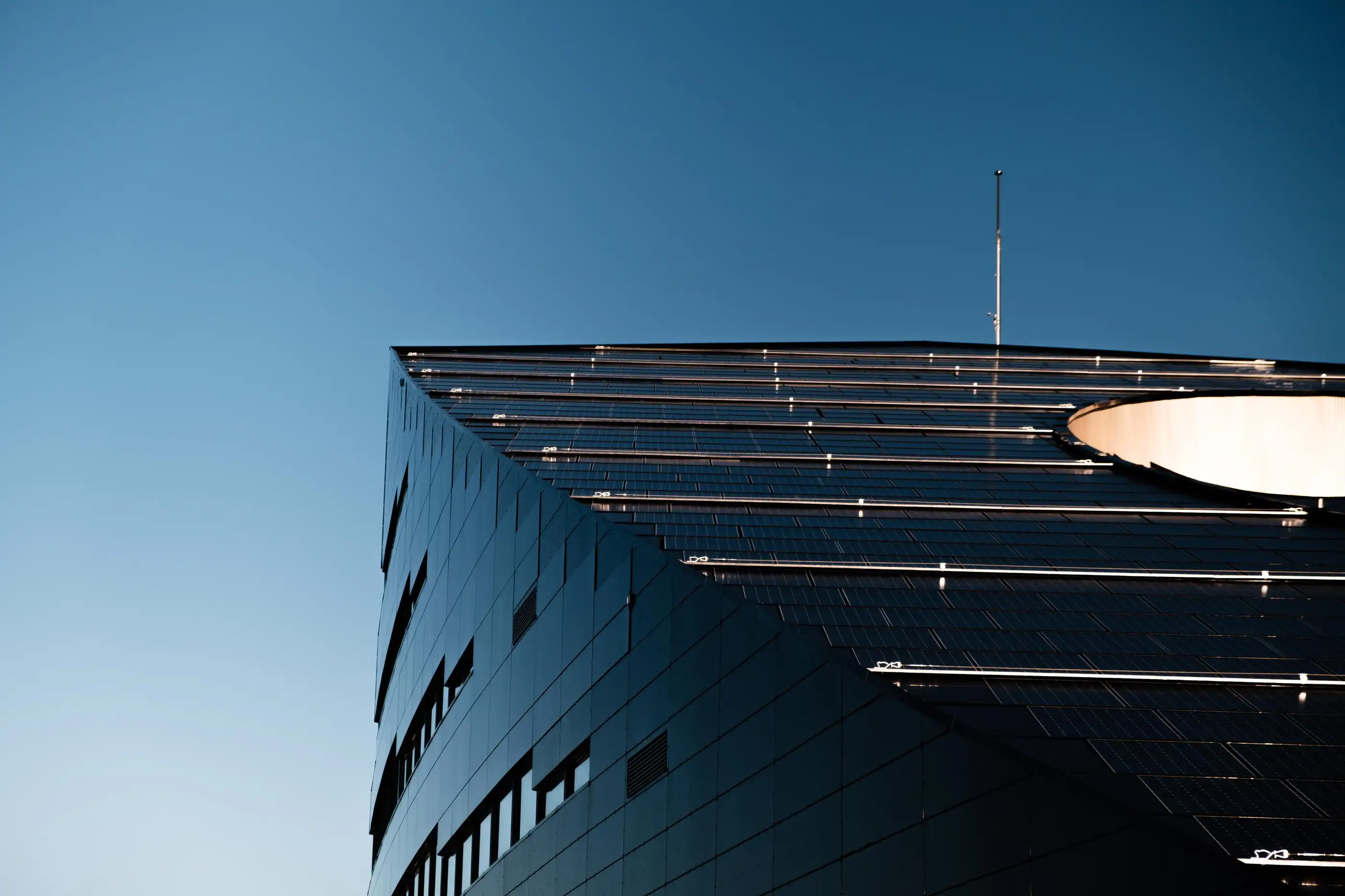 Façade habillée de modules photovoltaïques noirs