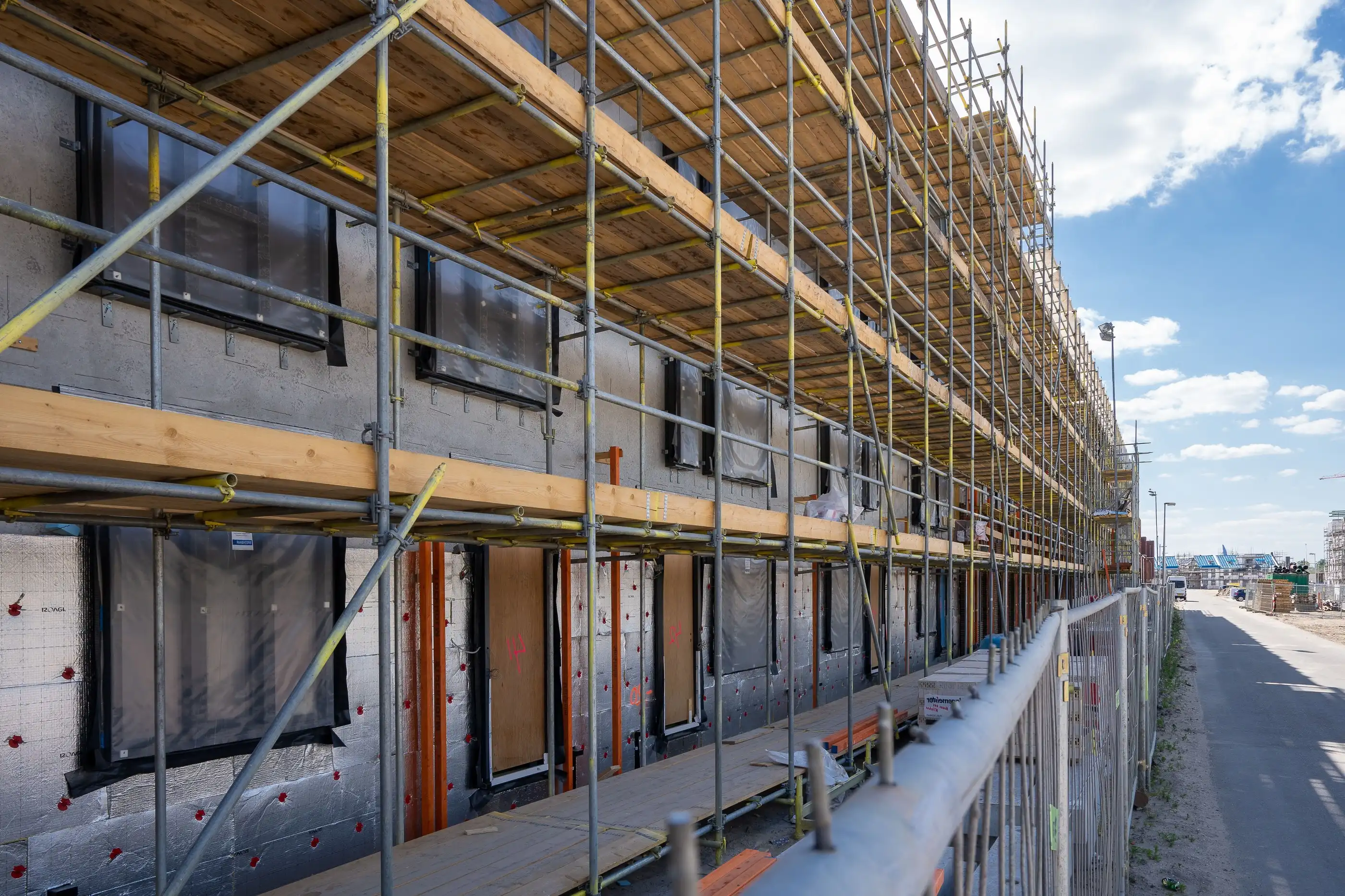 Pose de la sous-construction et de l’isolant sous l’échafaudage