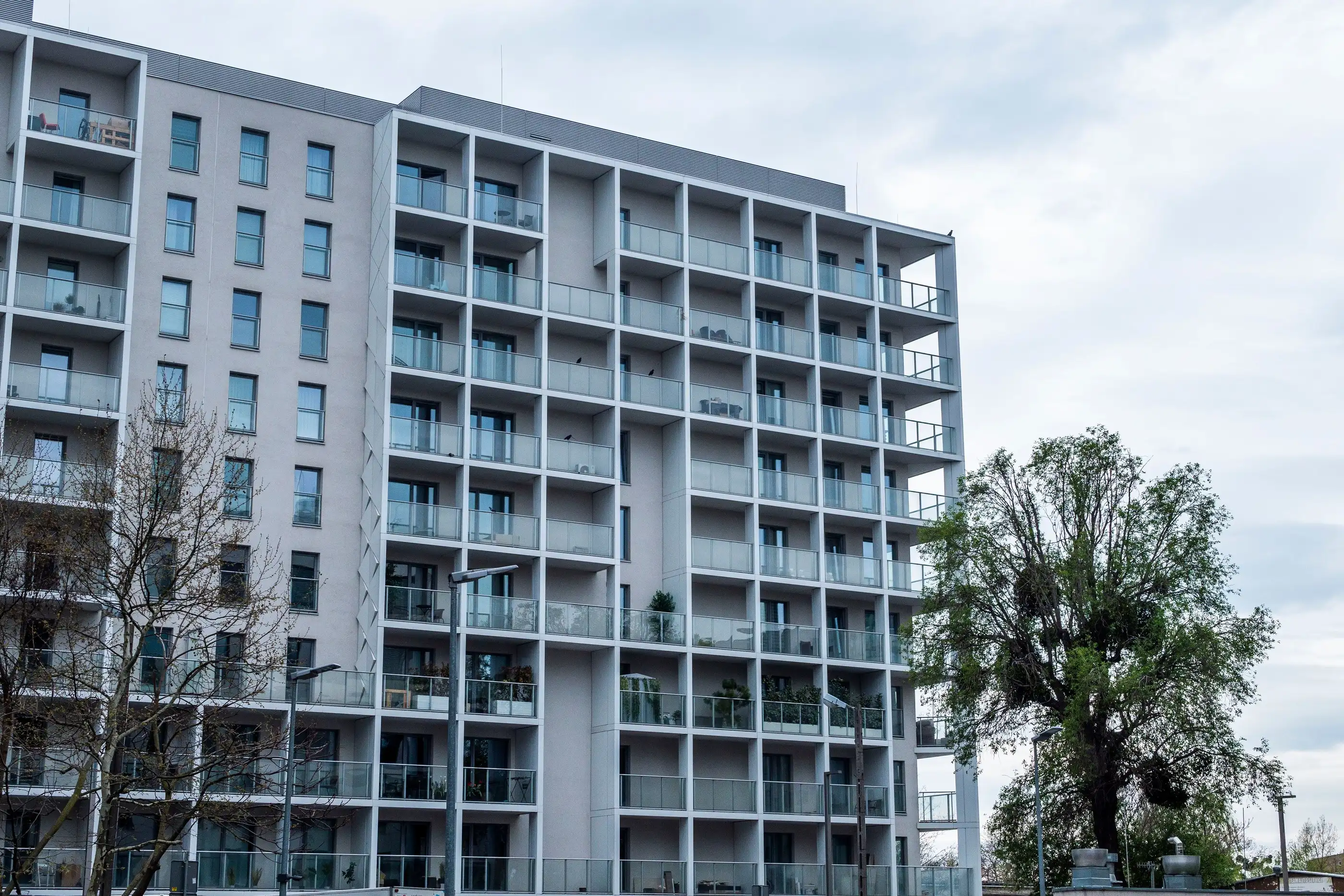 Immeuble de huit niveaux à loggias régulières après l’isolation crépie
