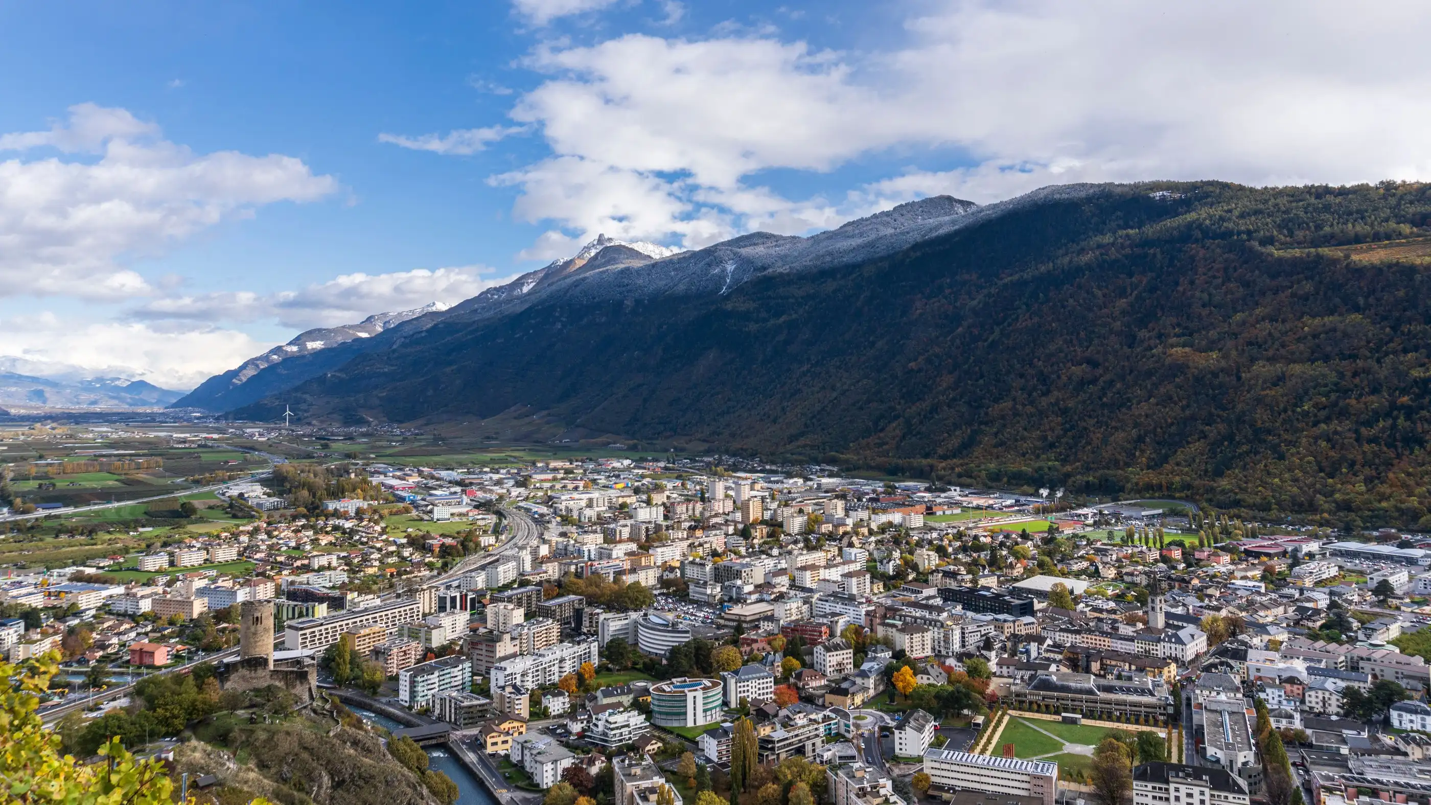 Vue sur Sion et la plaine du Rhône, au cœur de notre zone d’intervention