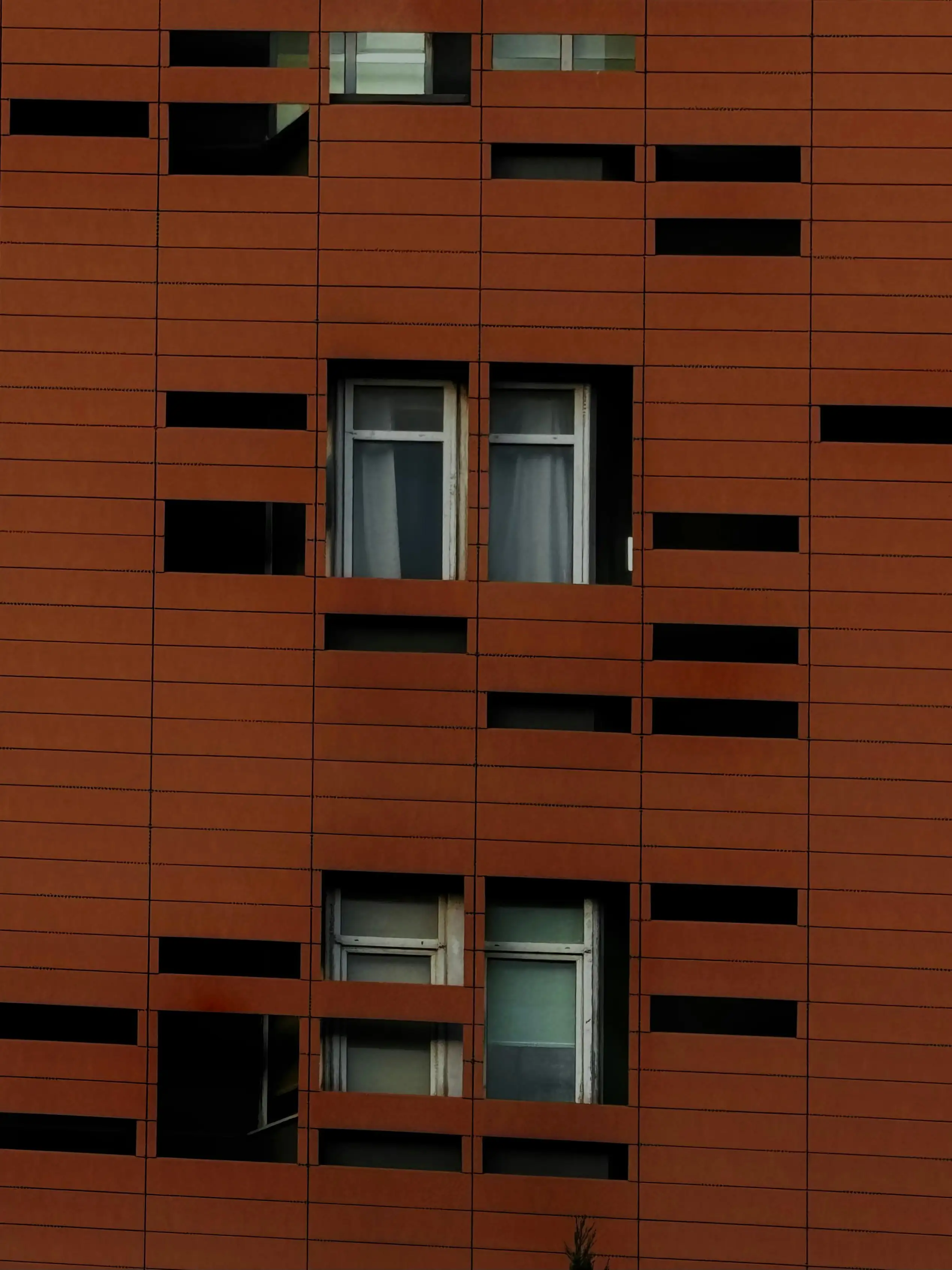 Façade ventilée en panneaux céramiques couleur terre cuite