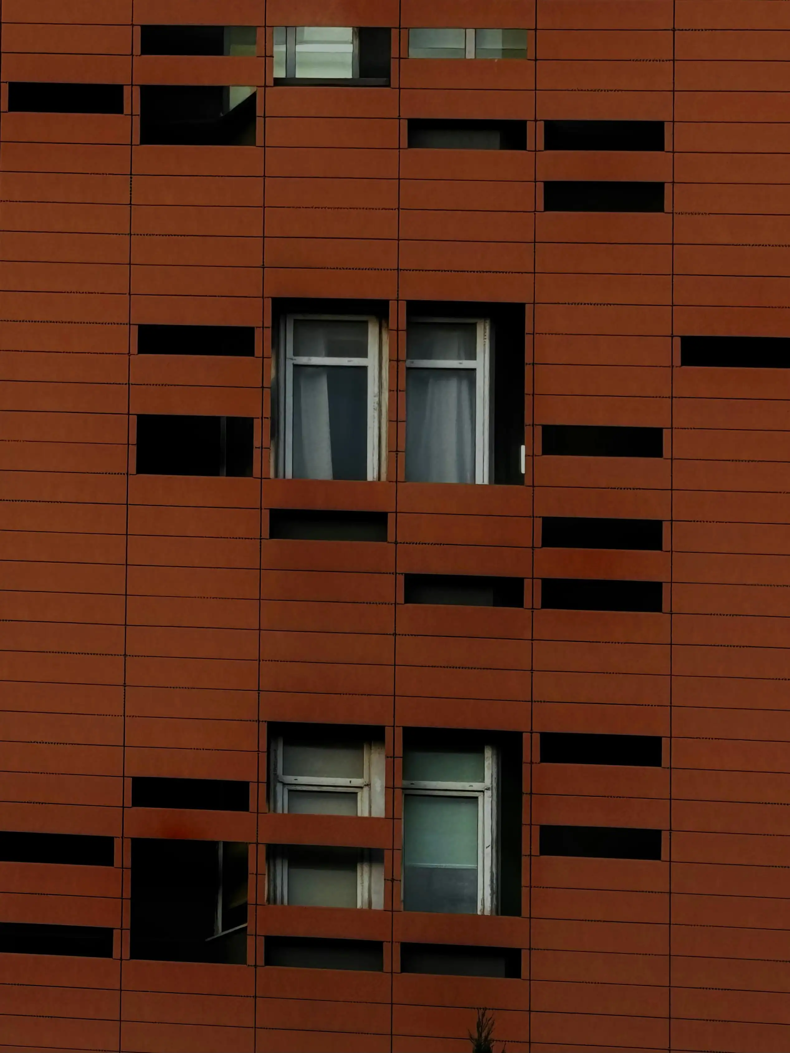 Panneaux de façade couleur terre cuite autour de fenêtres